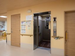 エレベーターのある廊下