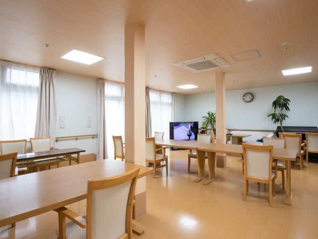 快適な食堂空間 共用スペース 落ち着いた色合いの食堂では、広々としたテーブル配置で、お食事やコミュニケーションをゆったりとお楽しみいただけます。
