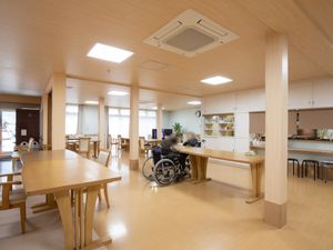 広々とした明るい食堂