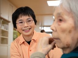 笑顔のケアスタッフと利用者