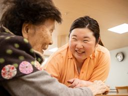 笑顔で会話するスタッフと利用者