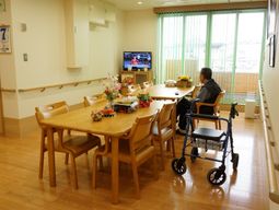 ダイニングテーブルとテレビ視聴者