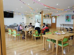 明るい食堂の様子