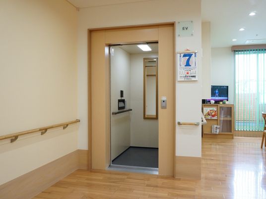 エレベーター前の廊下