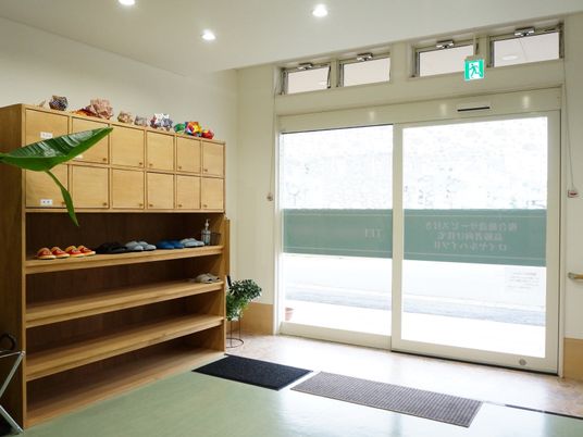 玄関のスリッパ棚と入口