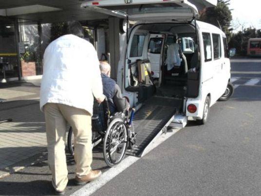 車椅子利用者と送迎車