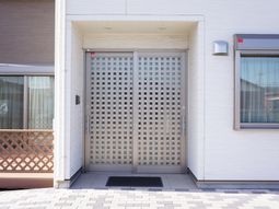 白壁の建物のエントランス