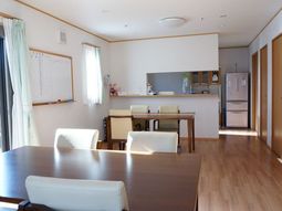 明るいダイニングスペース