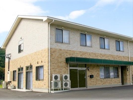 明るい外観の建物