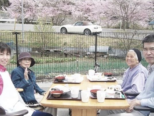屋外で笑顔の食事風景
