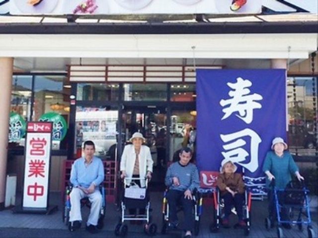 和風で温かみのあるエントランス 入居者様 和風の趣が感じられるエントランスです。ご利用者様がリラックスして過ごされている様子がうかがえます。