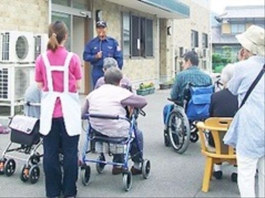 外で談笑する人々