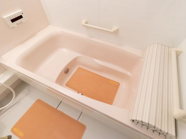 バリアフリー設計の浴室