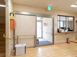 明るい通路とフロント