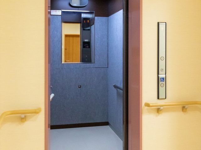 バリアフリーなエレベーター エレベータ― 手すり付きで安心のエレベーター前です。ここでは、ご高齢者も移動がしやすく設計されています。
