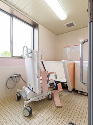 バリアフリー設計の浴室