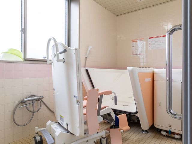バリアフリー設計の浴室 浴室 広々として清潔感のある浴室です。最新の介護用浴槽やリフトが整っており、安全かつ快適にご利用いただけます。