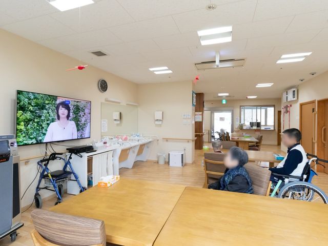共有ラウンジの様子 食堂 広々としたラウンジでは、居心地の良い空間でテレビを楽しむことができます。車椅子を利用される方も快適に過ごせる設計です。