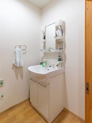 清潔な洗面台とミラー