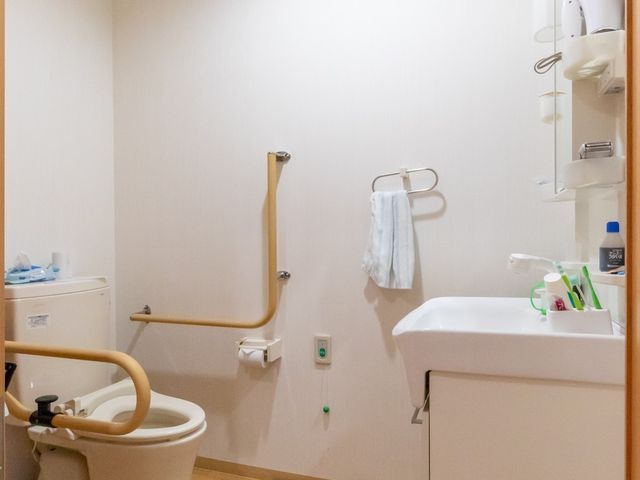 バリアフリーのトイレ設備 トイレ 安全に配慮されたトイレで、手すりや緊急コールが完備されています。日々の快適さを支える設計です。