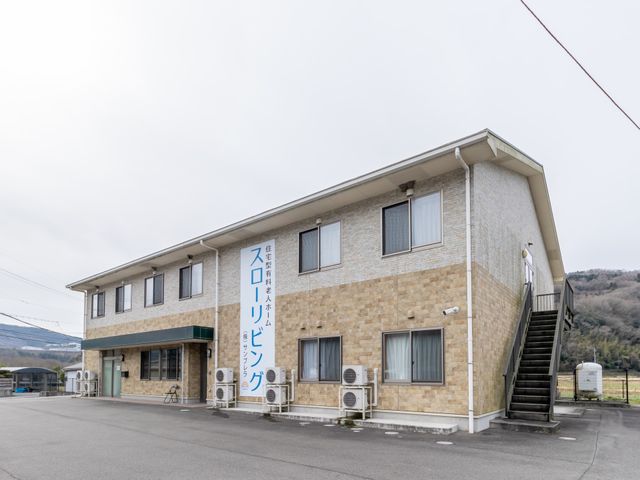 外観の建物の全景 外観 広々とした駐車場があり、建物には大きな看板があります。ゆったりとした空間で新しい職場を検討されてはいかがでしょうか。