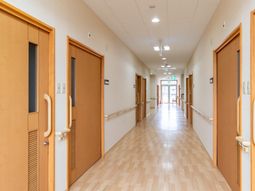 明るく清潔な廊下