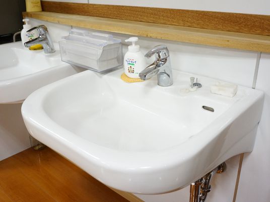 洗面台が2つ設置されている。食事の前に手を洗い、常に清潔にしておくことができる。ハンドソープや手をふくための紙タオルも置いてある。