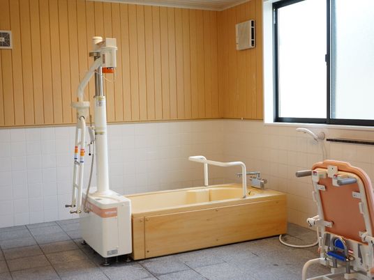 施設の写真 足の不自由な人や高齢者でも安心して入浴が楽しめるように、介護用のリフトがついたバスタブを設置している。