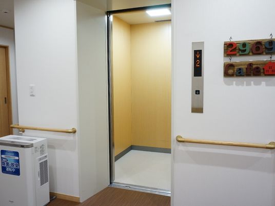施設の写真 2階建てのグループホームには足の不自由な人や高齢者のために、バリアフリーのエレベーターが設置されている。