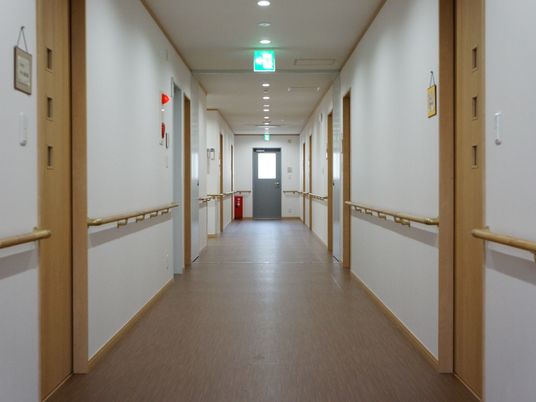 広々とした廊下はフラットな床でバリアフリーとなっている。また足の不自由な人や高齢者のために、壁には手すりが備え付けられている。