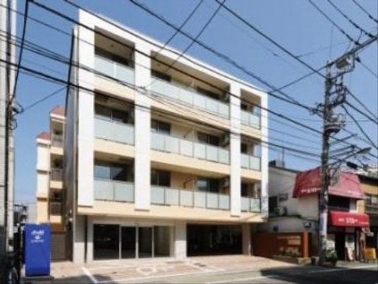 都市型の明るい建物外観