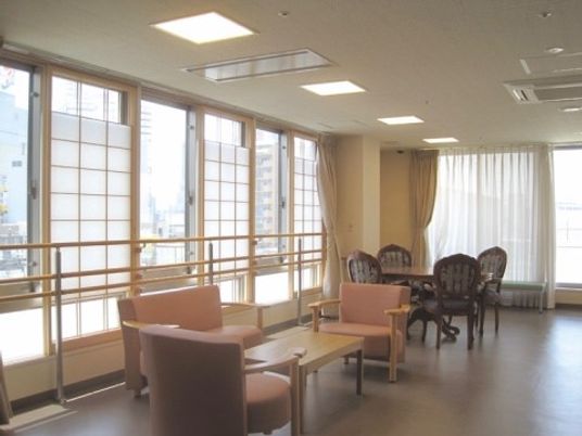 明るい中庭の一角