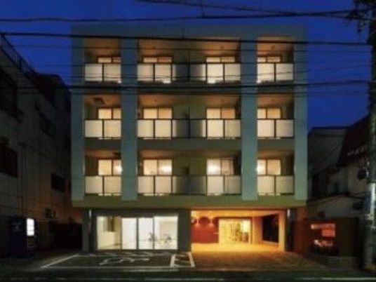 夜の施設外観