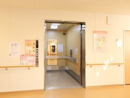 廊下の入り口と掲示物