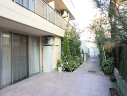 明るいエントランス風景