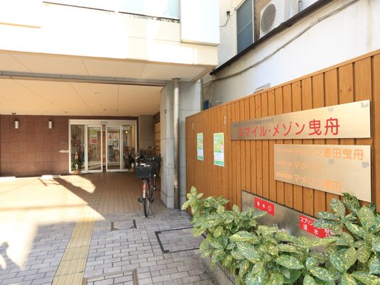 エントランスの明るい風景