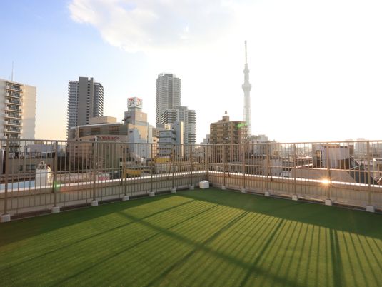 都会の景観が楽しめる屋上