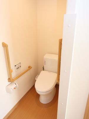 手すり付き清潔なトイレ