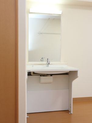 明るい洗面台のある居室