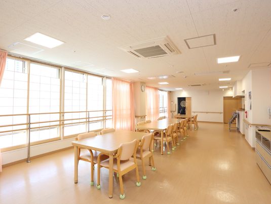 明るい広々とした食堂