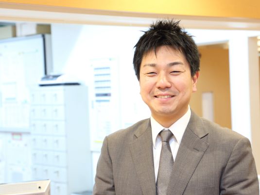 笑顔のスタッフ立っている