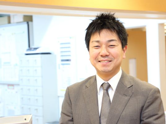 笑顔のスタッフ立っている
