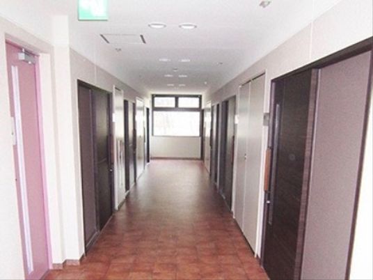 明るく広い施設の廊下