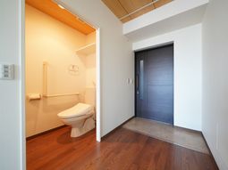 手すり付き居室のトイレ