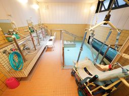 バリアフリー設計の浴室