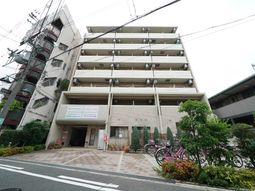 建物前の自然緑エントランス