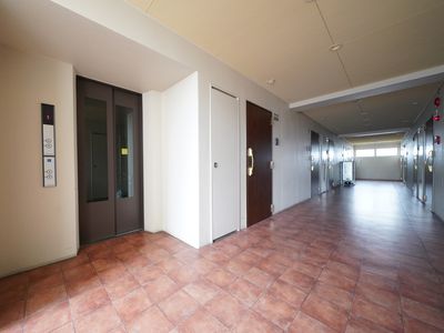 明るく広々とした廊下