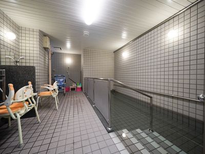 清潔なバリアフリー浴室