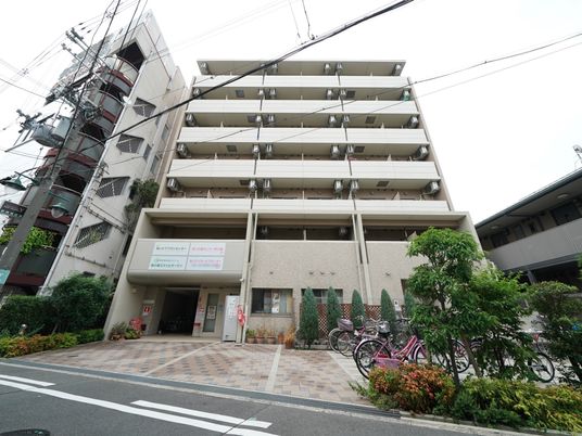 多階層の建物エントランス