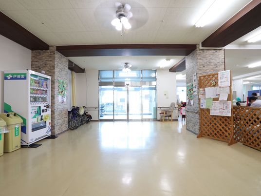 明るいロビーの全景